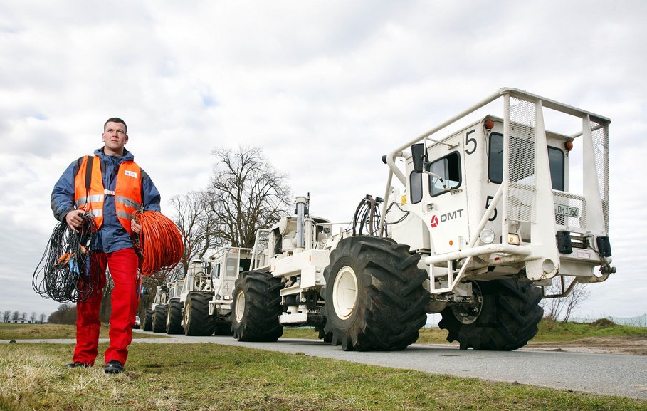 Entlang der Registrierlinien werden Geophonketten ausgelegt. (© DMT/Geisler)
