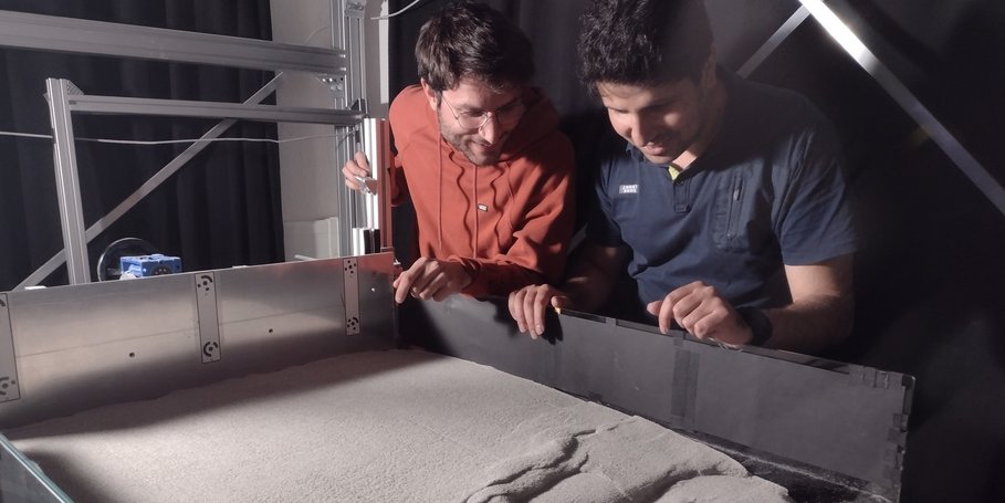 Experiment zur Simulation der topographischen Entwicklung am aktiven Kontinentalrand (Subduktionszone) über seismische Zyklen.