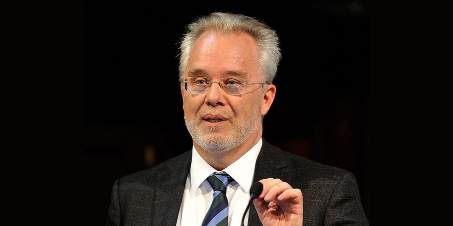 Prof. Donald Dingwell hält eine Rede