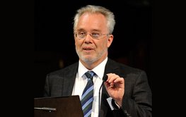 Prof. Donald Dingwell hält eine Rede