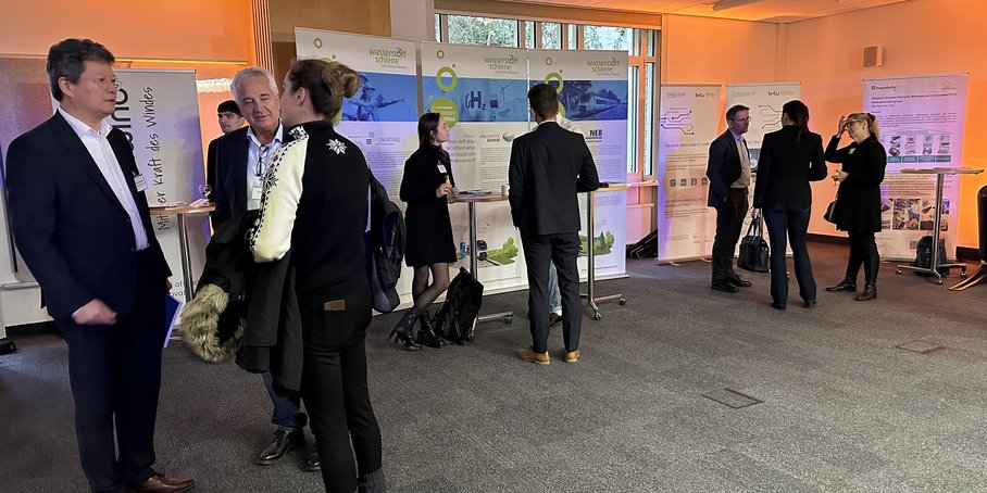 Poster exhibition at the Brandenburg Hydrogen Day at the GFZ, some participants in the foreground