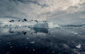 The ice on the Antactic continent melts: small pieces of ice in the sea