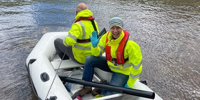 Anke Neumann auf einem Schlauchboot bei einem Forschungsaufenthalt