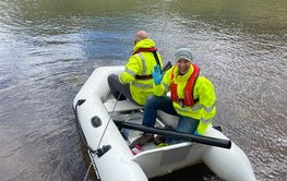 Anke Neumann auf einem Schlauchboot bei einem Forschungsaufenthalt