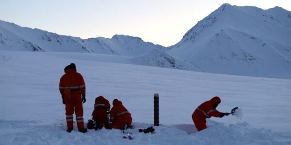 Schneegruben ausheben, Eiskernproben entnehmen und auf Eisbären achten – ein kalter Tag im Februar auf einem Gletscher in Spitzbergen.