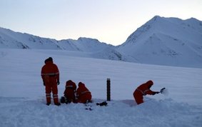 Schneegruben ausheben, Eiskernproben entnehmen und auf Eisbären achten – ein kalter Tag im Februar auf einem Gletscher in Spitzbergen.