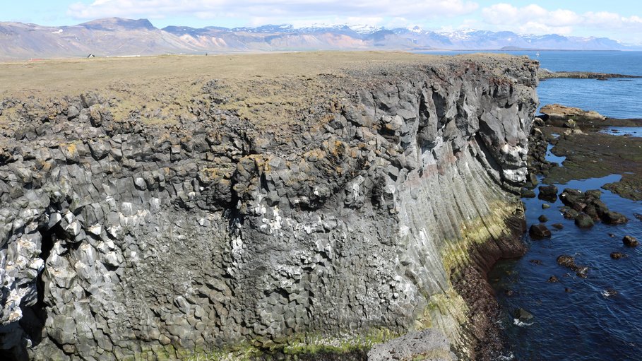 Hexagonalen Basaltsäulen am Snæfellsjökull-Gletscher in Island.