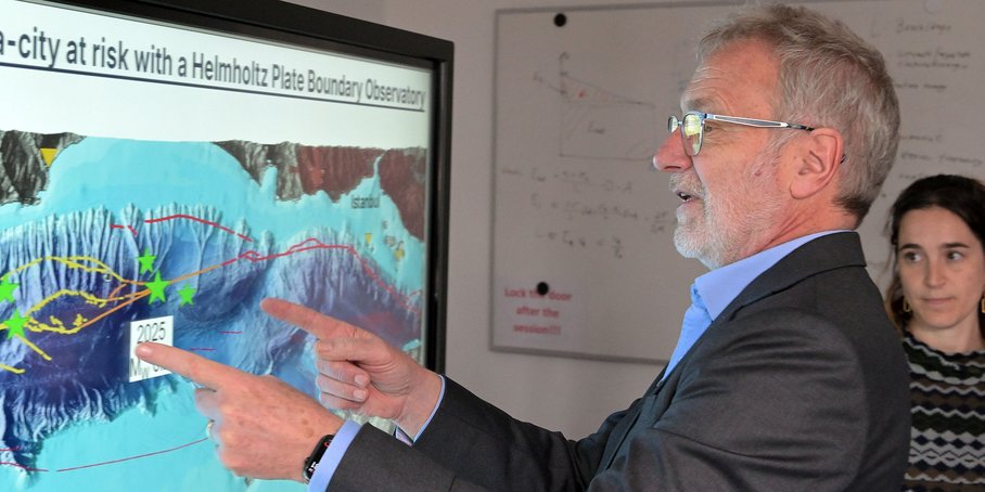 Martin Keller vor einem Bildschirm.