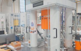 [Translate to English:] Im Vordergrund: 1000t Laborpresse mit Multi-Anvil Modul. Links im Hintergrund: Rotierende Viel-Stempel-Presse