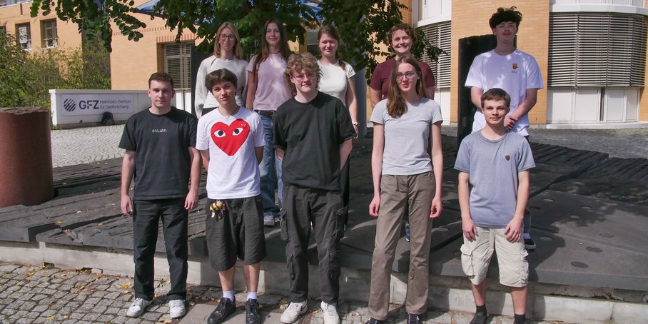 Gruppenbild am Säulenforum am GFZ, draußen. Zu sehen sind 10 Personen.