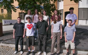 Gruppenbild am Säulenforum am GFZ, draußen. Zu sehen sind 10 Personen.