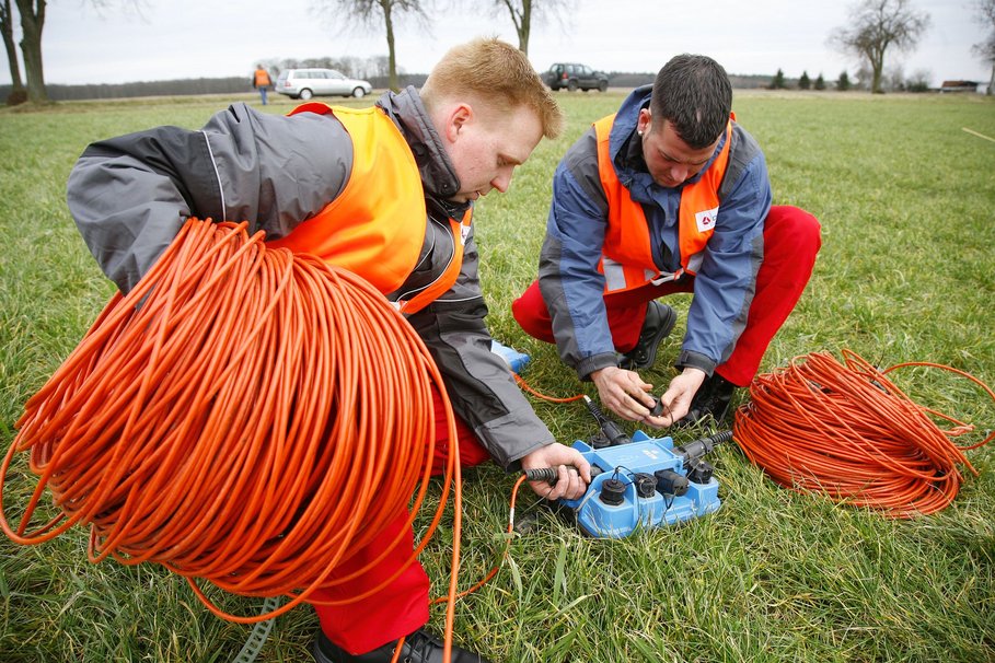 Messkabel und Digitalisiereinheiten werden vorbereitet. (© DMT/Geisler)