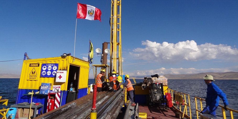 Bohrplattform auf dem See Junin with mehreren Personen
