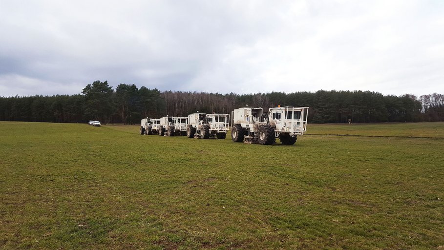 Der Messkonvoi fährt Anregungslinien  ab. (© GGD)