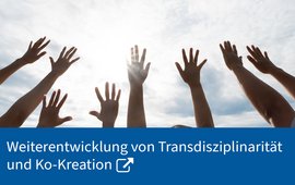 Viele Hände reckt sich in den Himmel.