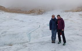 Doktorandinnen Kim Sander (links) und Mirjam Paasch während des Workshops auf dem Nördlichen Schneeferner auf der Zugspitze, Deutschlands höchstem Berg.