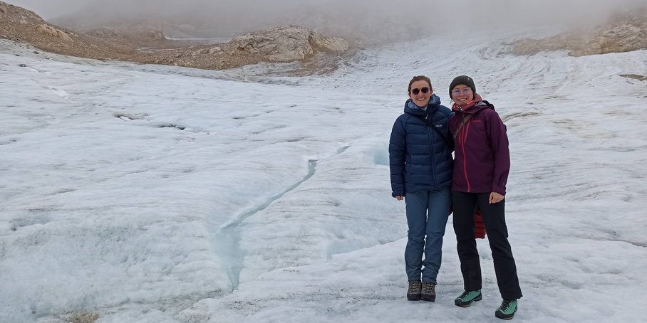 Doktorandinnen Kim Sander (links) und Mirjam Paasch während des Workshops auf dem Nördlichen Schneeferner auf der Zugspitze, Deutschlands höchstem Berg.