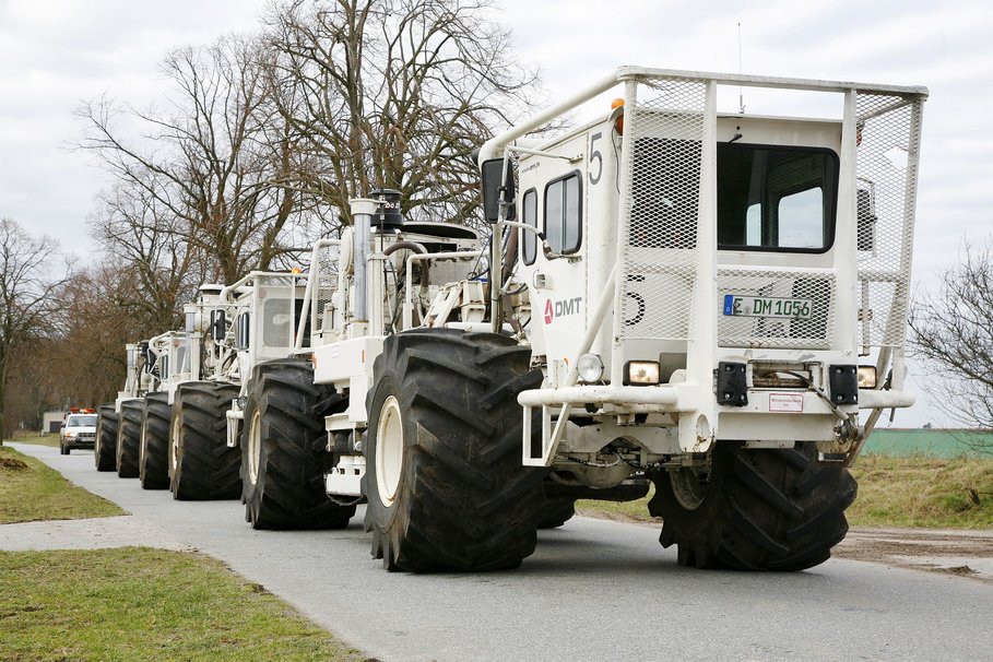 Vibrationsfahrzeuge vom Typ Mertz Hemi M12 fahren im Konvoi die Anregungslinien ab. (© DMT/Geisler)
