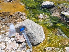Heiße Quelle und Fluidproben, die während einer Exkursion in Tansania im September 2022 entnommen wurden, um den Gehalt an kritischen Rohstoffen in den alkalischen geothermischen Fluiden zu charakterisieren.