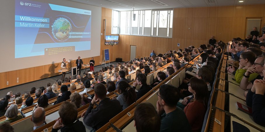 Voller Hörsaal in Haus H