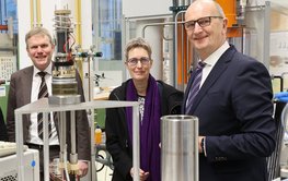 5 Personen stehen in einem Labor zwischen Experimenten zu einem Gruppenbild.