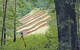 Der von Überflutung zerschnittene Damm der Steinbachtalsperre in der Eifel.