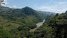 Charakteristische Landschaft entlang des Cauca-Flusses, einem der wichtigsten intermontanen Entwässerungssysteme in den kolumbianischen Anden (Blick nach Südwesten in Richtung Zentralkordillere). Sedimentablagerungen entlang dieses Flusses bewahren die Spuren des känozoischen topografischen Wachstums der Kordilleren
