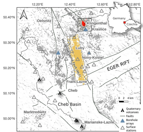 Map of the region in black and white. Measuring stations are marked as grey triangles. The earthquakes are marked as point clouds in red and yellow.