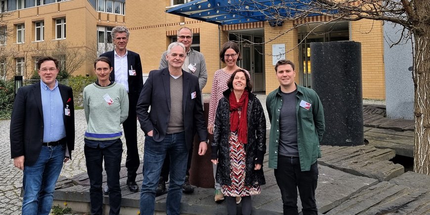 Gruppenfoto Outdoor mit Wissenschaftler:innen der GeoEnergie Allianz
