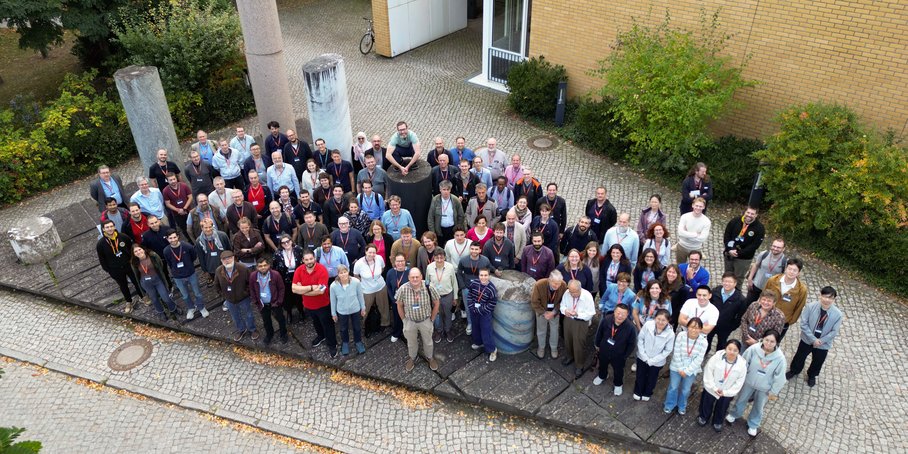 Drohnenaufnahme einer großen Gruppe Menschen im GFZ-Säulenforum.