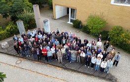 Drohnenaufnahme einer großen Gruppe Menschen im GFZ-Säulenforum.