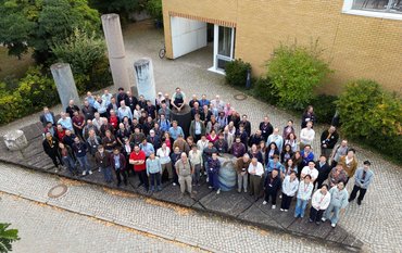 Drohnenaufnahme einer großen Gruppe Menschen im GFZ-Säulenforum.