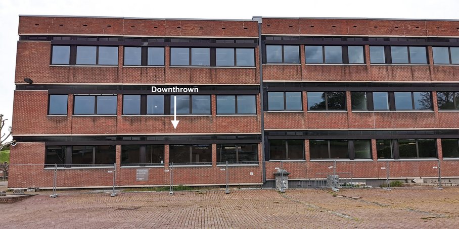 dreistöckiges verlassenes Schulgebäude mit braunen Ziegelsteinen
