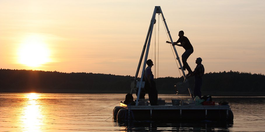Bohrplattform auf einem See bei Sonnenuntergang..