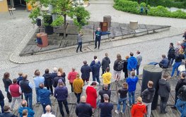 The new director stands next to the press spokesperson, surrounded by around 100 GFZ employees. In the background, the building and the columned forum.