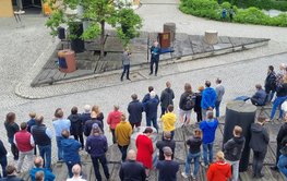 Die neue Vorständin steht neben dem Pressesprecher, umrundet von rund 100 Mitarbeitenden des GFZ. Im Hintergrund das Gebäude und das Säulenforum.