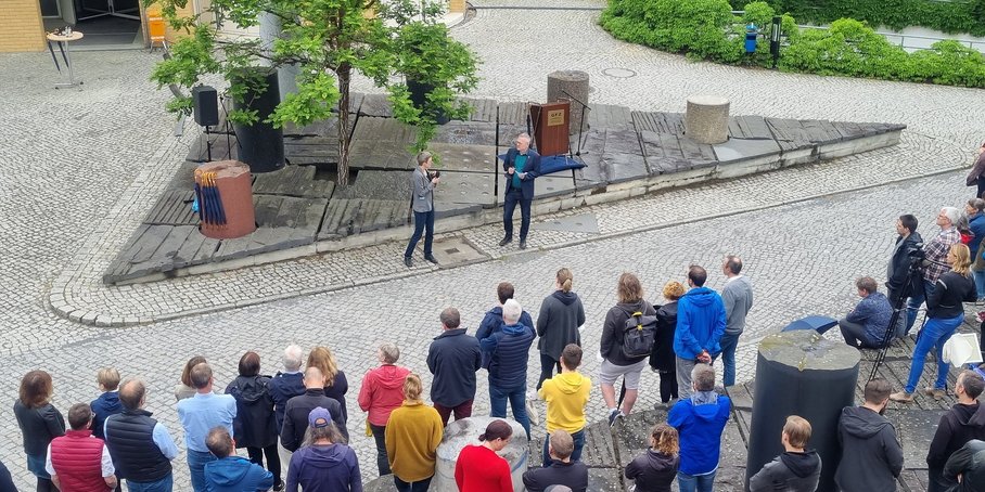 Die neue Vorständin steht neben dem Pressesprecher, umrundet von rund 100 Mitarbeitenden des GFZ. Im Hintergrund das Gebäude und das Säulenforum.