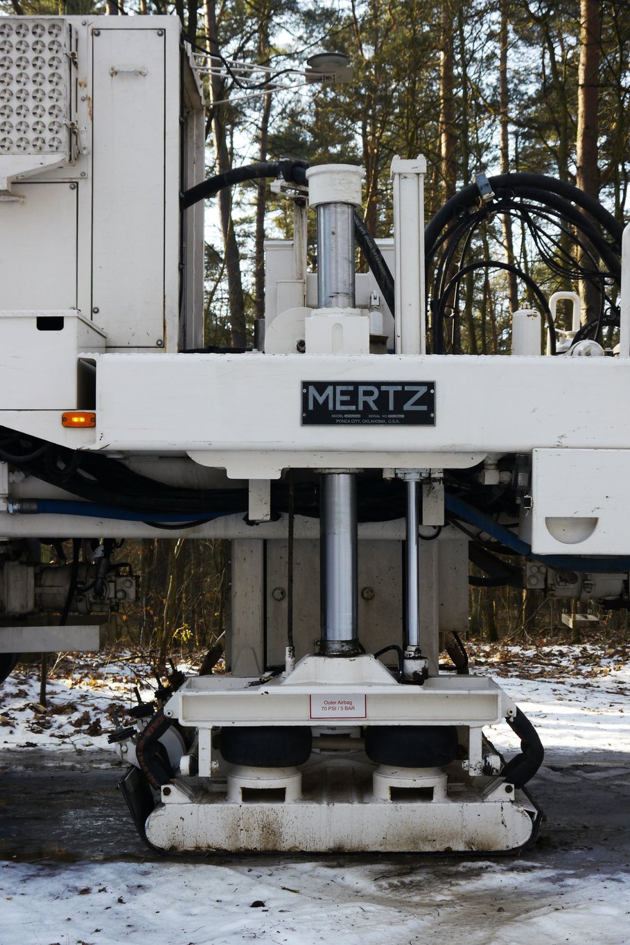 Die Anregungen werden über eine auf den Boden gepresste Metallplatte in den Untergrund eingestrahlt. (© GFZ)