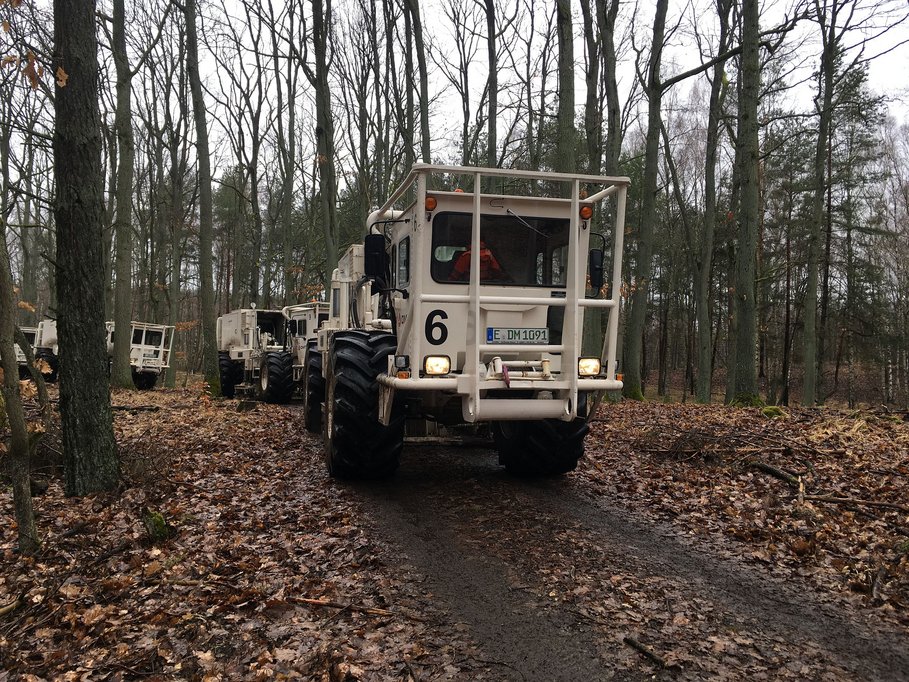 Vibrationsfahrzeuge im Einsatz in der Schorfheide (© GFZ)