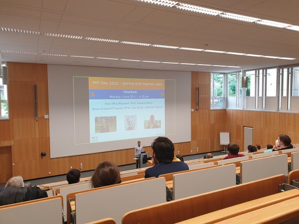 Menschen sitzen in einem Hörsaal
