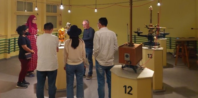People standing in a laboratory with measuring instruments
