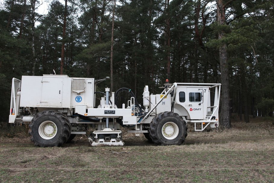 Die Fahrzeuge senken durchschnittlich alle 50 Meter die Vibrationsplatten ab und senden ein niederfrequentes Signal in den Untergrund. (© O. Gabriel)