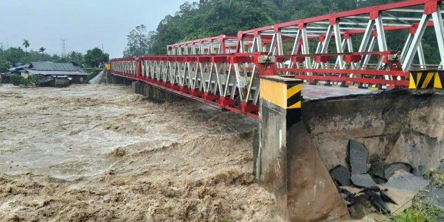 Metallbrücke, die zum Teil gebrochen ist und durch die ungewöhnlich viel schlammiges Wasser fließt