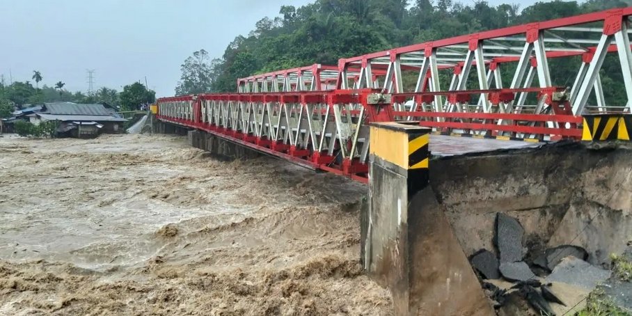 [Translate to English:] Metallbrücke, die zum Teil gebrochen ist und durch die ungewöhnlich viel schlammiges Wasser fließt