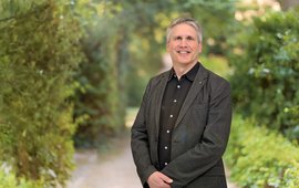 Portrait of Wolfgang zu Castell outside at GFZ, plants in the background