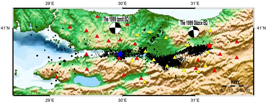 Izmit-Nachbeben Epizentren (schwarze Punkte) entlang des Hauptbruches - 21 GFT Stationen (rot), 15 SABONET (gelb).
