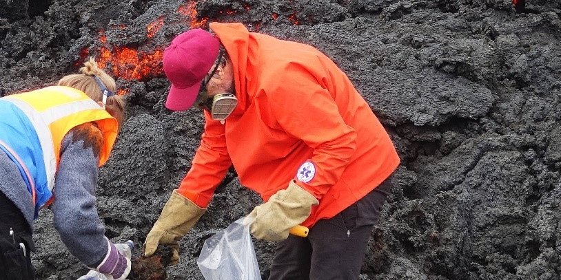 Frische Proben werden entnommen für spektrale und geochemische Analysen.