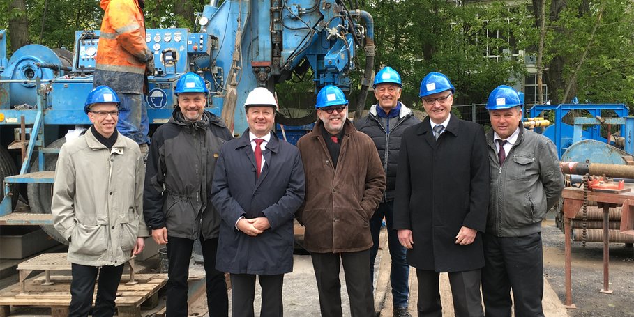 Befahrung der Bohrung am 28.4.2016, v.l.n.r.: Herr Hermann (Abteilungsleiter, Sächsisches Oberbergamt); Prof. Dr. Cramer (Oberberghauptmann, Sächsisches Oberbergamt); Herr Thiem (Abteilungsleiter, LBGR, Cottbus); K. Erbas (GFZ); Herr Sikorski (Präsident des Landesamtes für Bergbau, Energie und Geologie (LBEG)); Herr Kießling (Amtsleiter, Thüringer Landesbergamt) (H.-G. Thiem, LBGR)