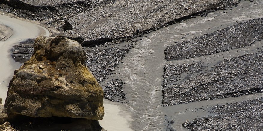 Zusammenfluss zweier Flüsse im Himalaya, Nepal mit unterschiedlichen Sedimenfrachten