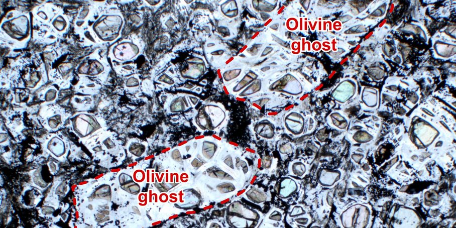 Olivin unterm Microskop. 2 mal eingekreist: Olivin Ghost